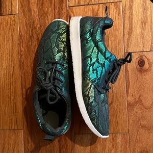 Super cute metallic snake print Gianni bini tennis shoes